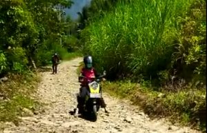 Nakes saat berkunjung di Dusun Balle, Desa Tompobulu , Kecamatan Bulupoddo, Kabupaten Sinjai.