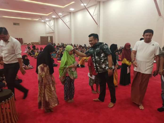 Fahd Arafiq Santuni 250 Yatim Piatu di Hotel Raja Mandalika Lombok