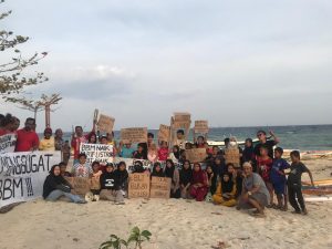 Aksi Tegas Pesisir Makassar Pulau Barrang Caddi Tolak Kenaikan BBM
